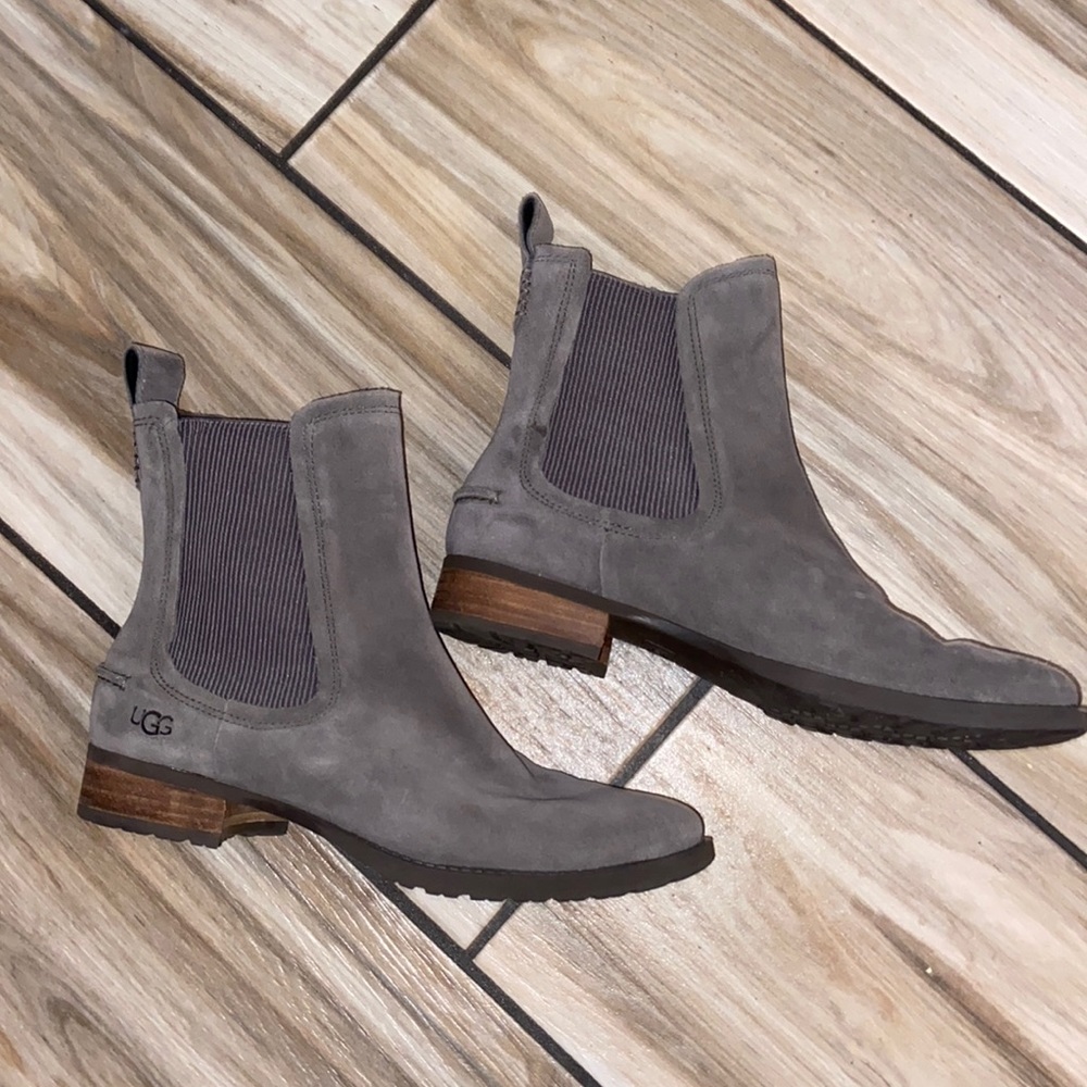 Ugg Hillcrest II Suede - Like New size 7